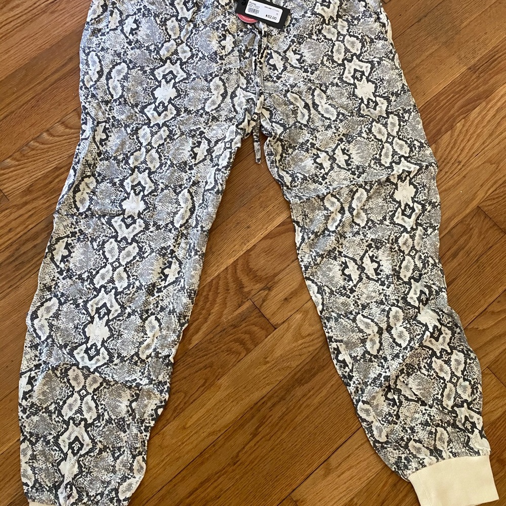 Lightweight NEVER worn jogger from Mixology with tags.